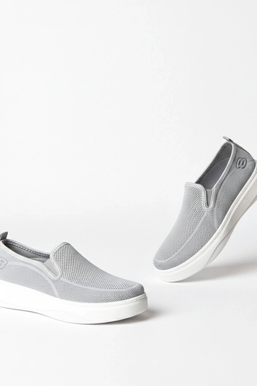 Hallid kangast spordijalatsid...