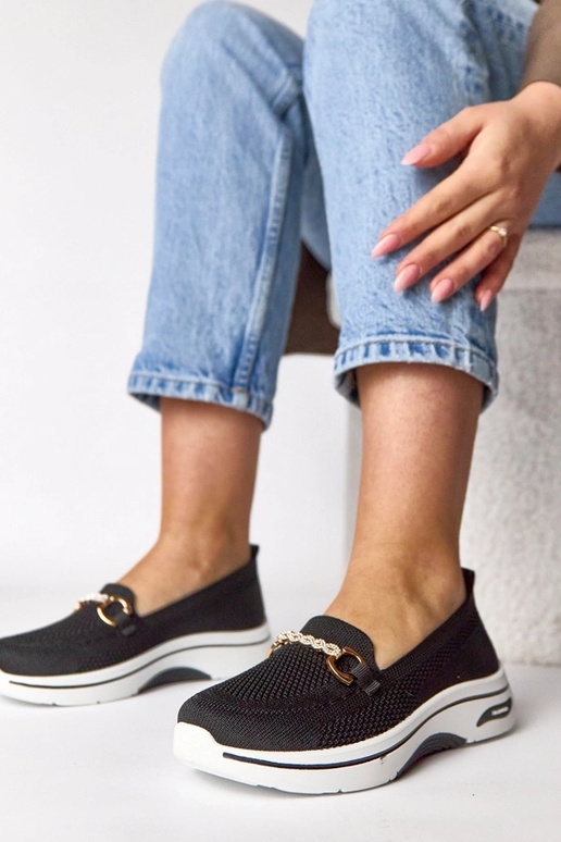 Mustad kangast spordijalatsid...