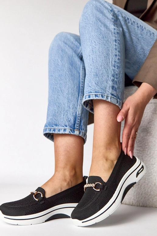 Mustad kangast spordijalatsid...