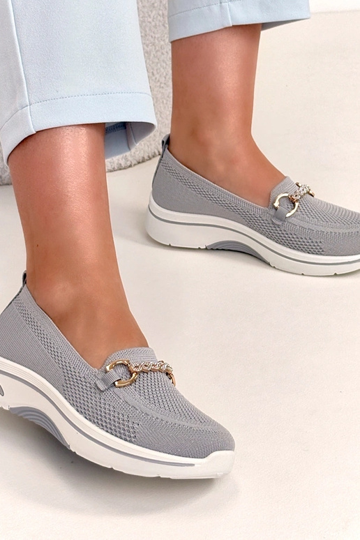 Hallid kangast spordijalatsid...