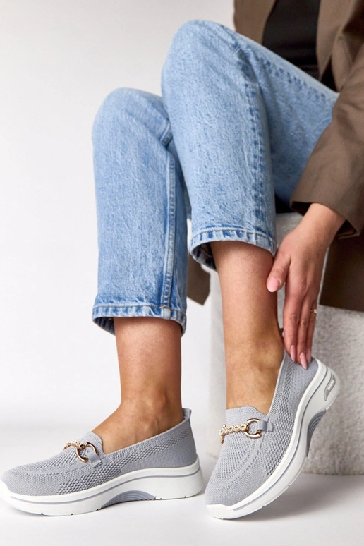 Hallid kangast spordijalatsid...