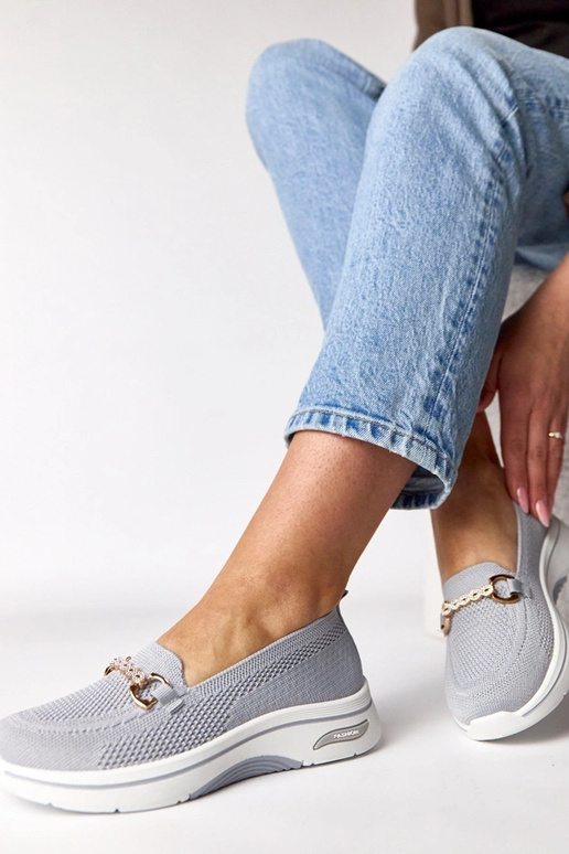 Hallid kangast spordijalatsid...