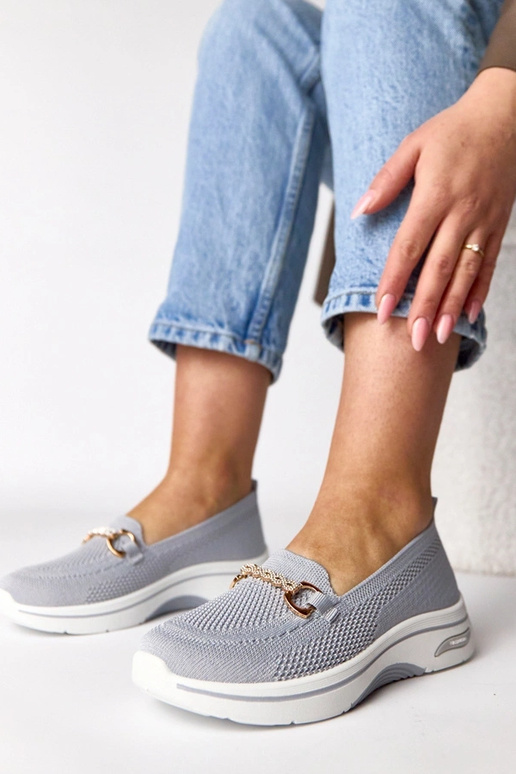 Hallid kangast spordijalatsid...