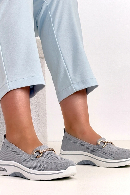 Hallid kangast spordijalatsid...