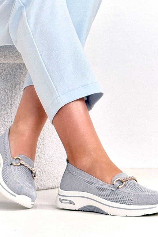 Hallid kangast spordijalatsid...