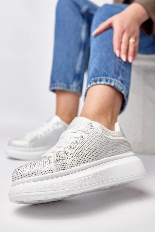 Valged spordijalatsid platvormil...