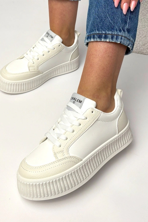 Valged spordijalatsid platvormil Solange