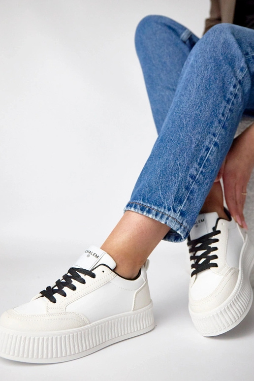 Valged-mustad spordijalatsid...