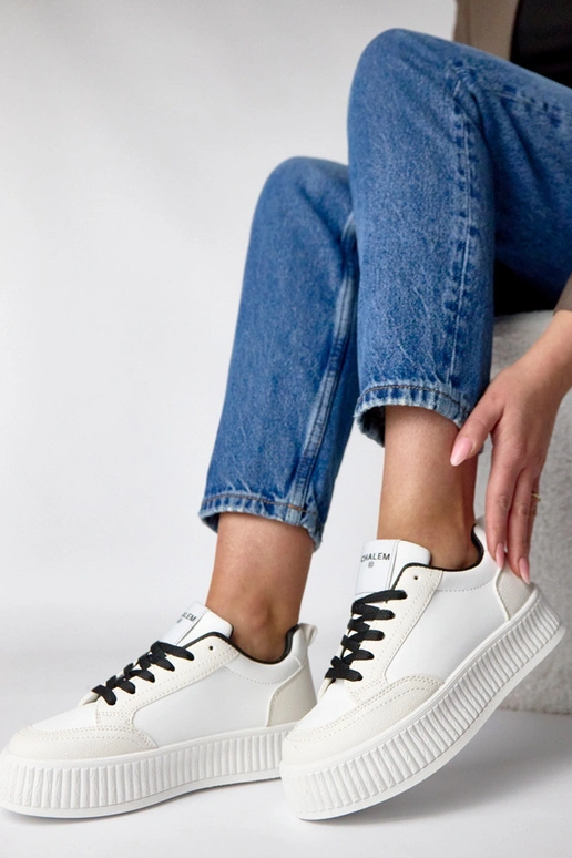 Valged-mustad spordijalatsid...