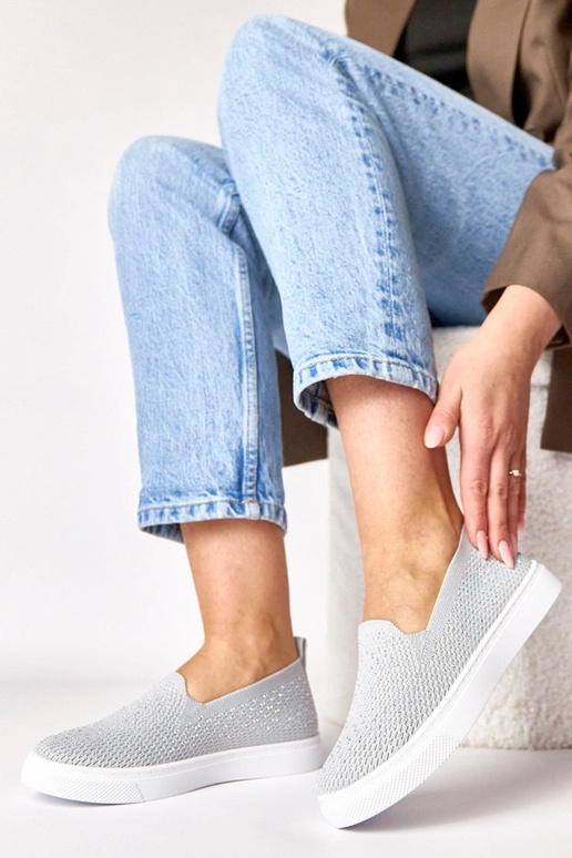 Hallid kangast spordijalatsid...