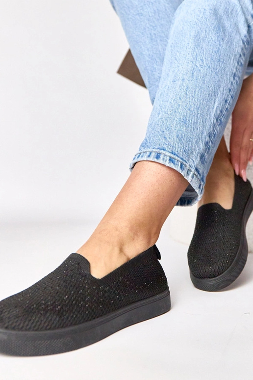 Mustad kangast spordijalatsid...