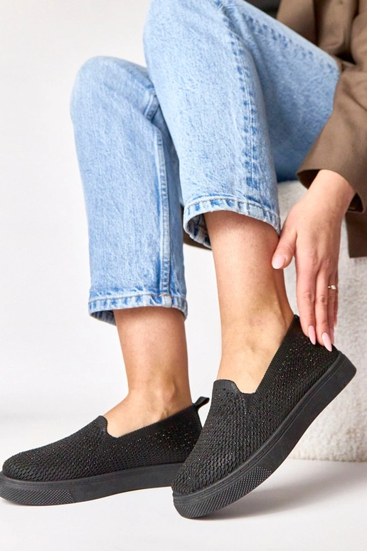 Mustad kangast spordijalatsid...