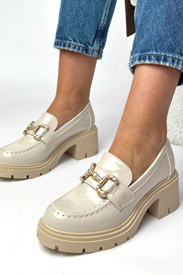 Kreemjad lakitud mokasiinid...