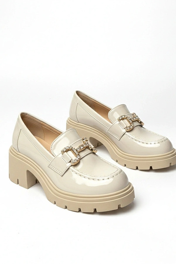 Kreemjad lakitud mokasiinid... 2