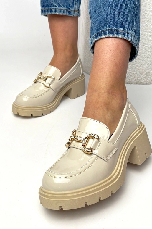 Kreemjad lakitud mokasiinid kontsaga...