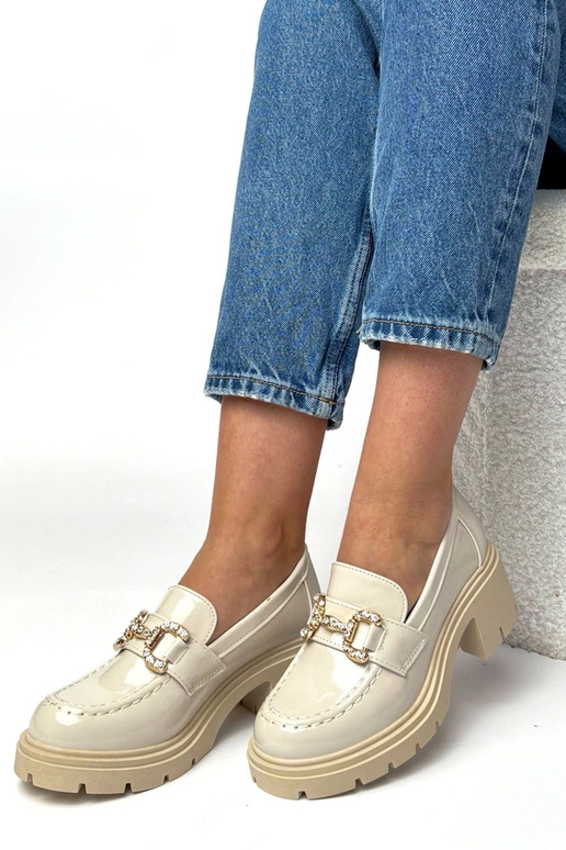 Kreemjad lakitud mokasiinid kontsaga...