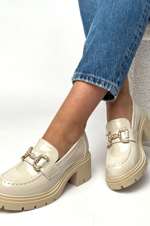 Kreemjad lakitud mokasiinid kontsaga...