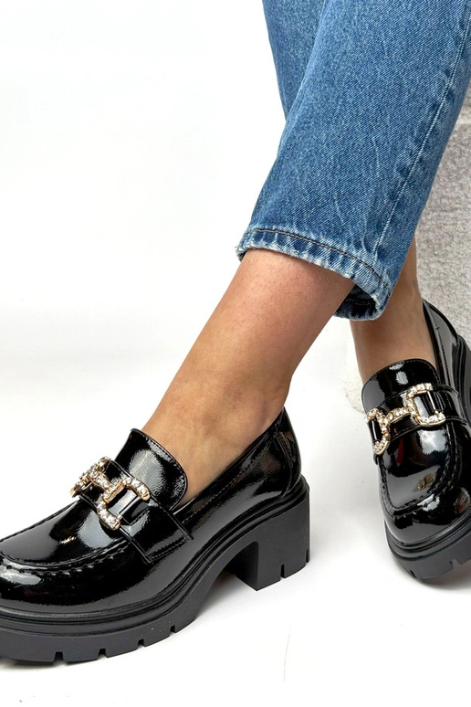 Mustad lakitud mokasiinid kontsaga ja...