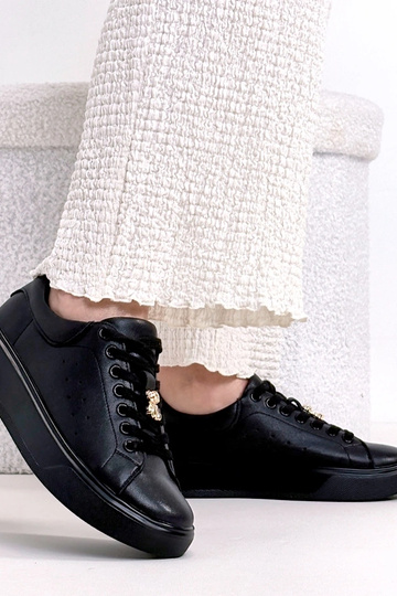 Mustad nahk-spordijalatsid...