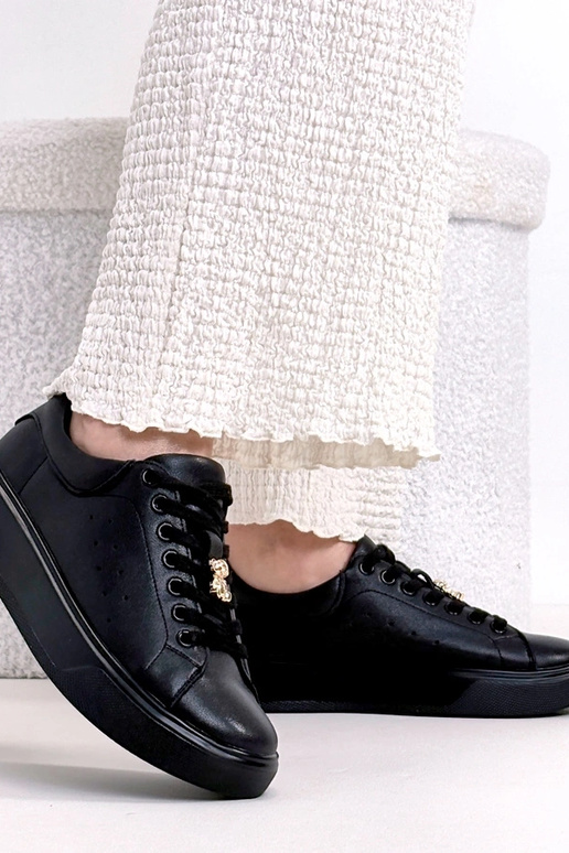 Mustad nahk-spordijalatsid...