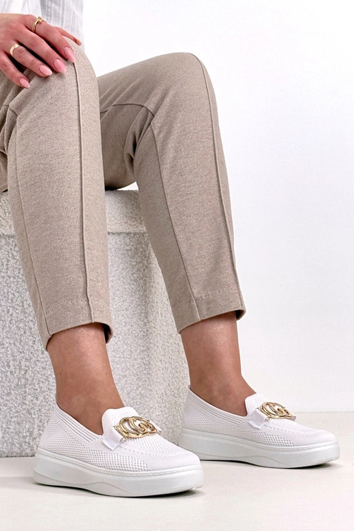 Valged sissetõmmatavad kangast tossud...