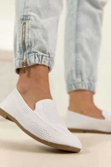 Valged kangast mokasiinid...