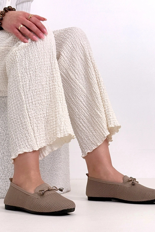 Tumedate kreemivärvi kangast...