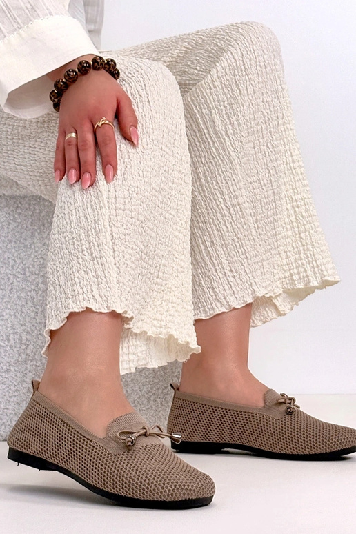 Tumedate kreemivärvi kangast...