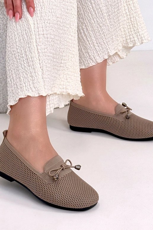 Tumedate kreemivärvi kangast...