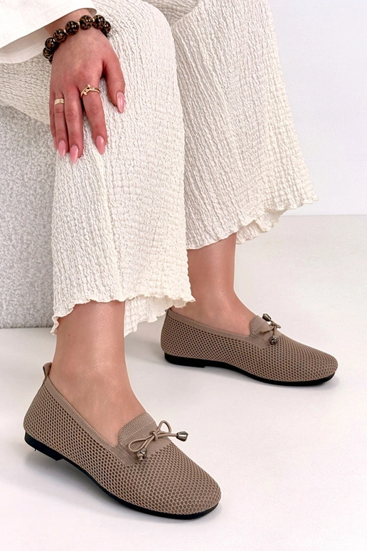 Tumedate kreemivärvi kangast...