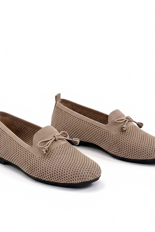 Tumedate kreemivärvi kangast...