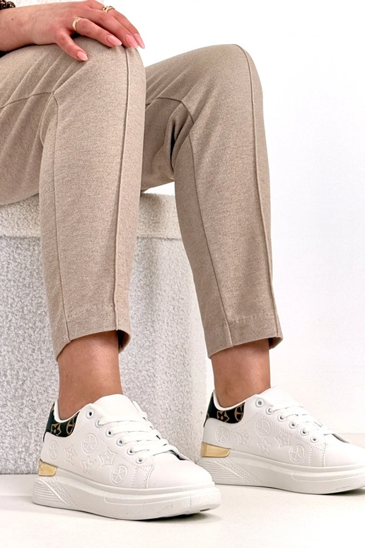 Valged tossud, kaunistatud...