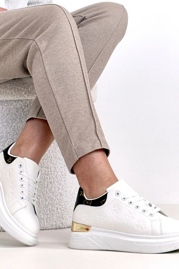 Valged spordijalatsid... 2