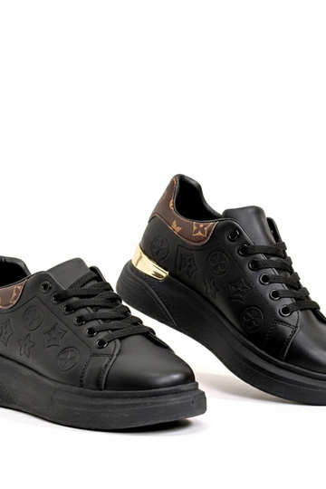 Mustad spordijalatsid... 2