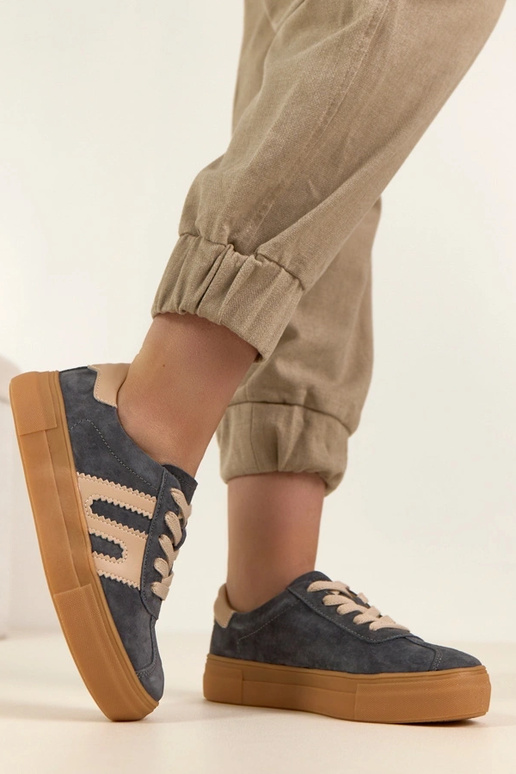 Hallid nahast spordijalatsid...