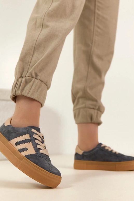 Hallid nahast spordijalatsid...