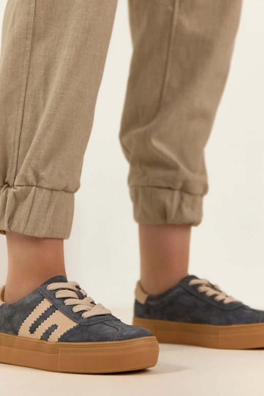 Hallid nahast spordijalatsid...