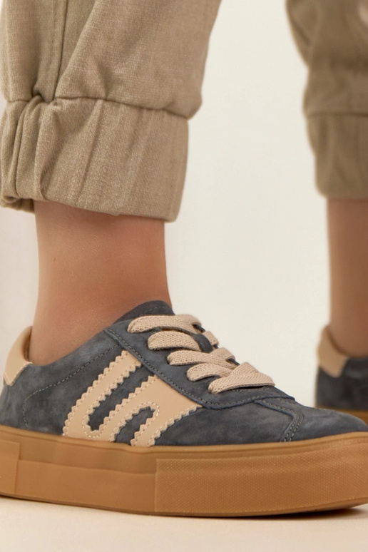 Hallid nahast spordijalatsid...