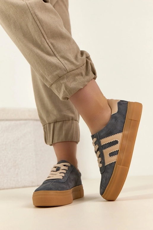 Hallid nahast spordijalatsid...