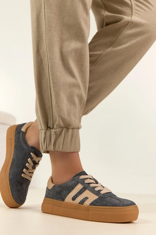 Hallid nahast spordijalatsid...