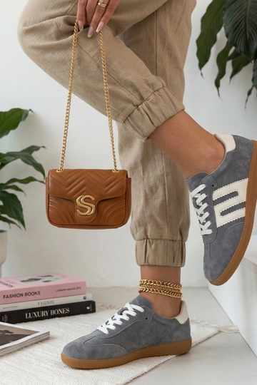 Hall nahast spordijalatsid...