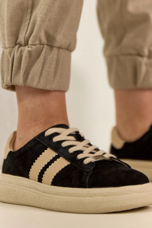 Mustad nahast spordijalatsid...