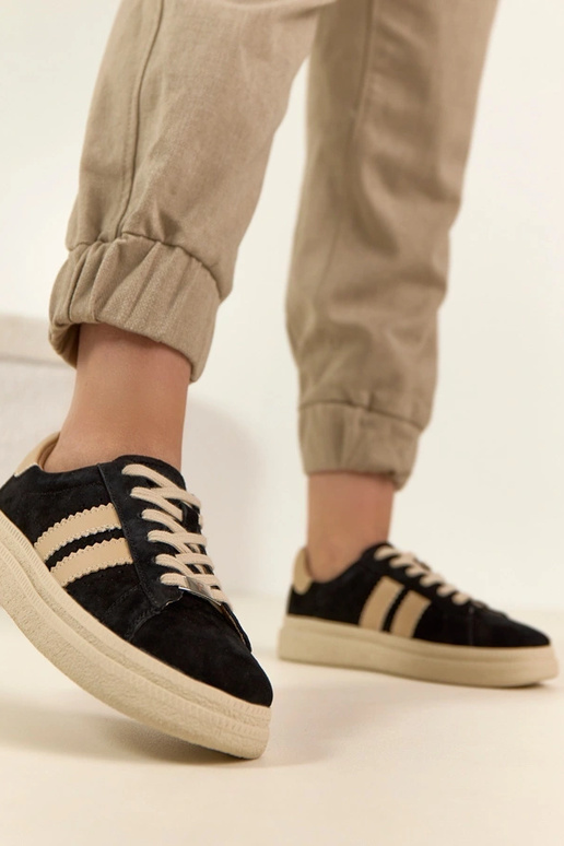 Mustad nahast spordijalatsid...