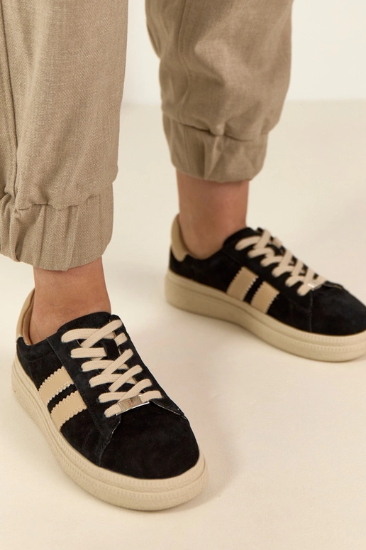 Mustad nahast spordijalatsid...