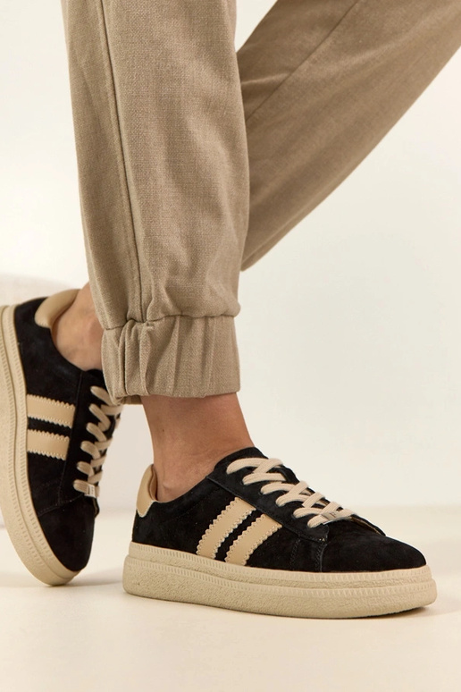 Mustad nahast spordijalatsid...