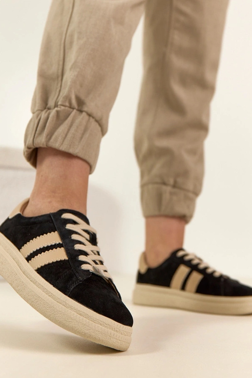 Mustad nahast spordijalatsid...