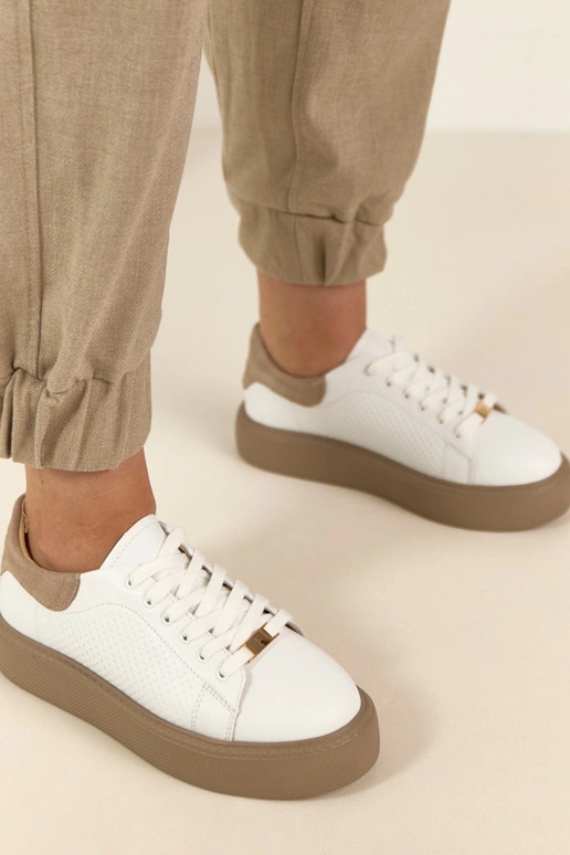 Valged nahast spordijalatsid...