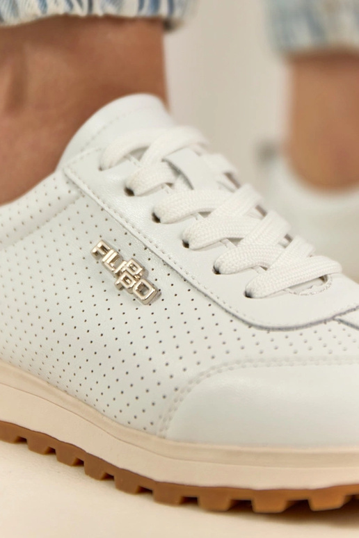 Valged perforatsioonidega nahast...