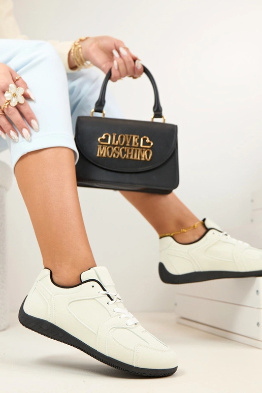 Valged naiste korvpallijalatsid...