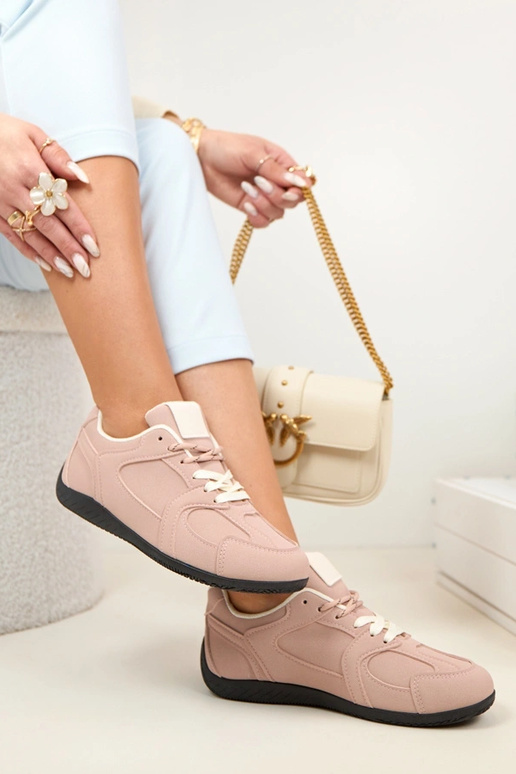 Roosad naiste korvpallijalatsid...